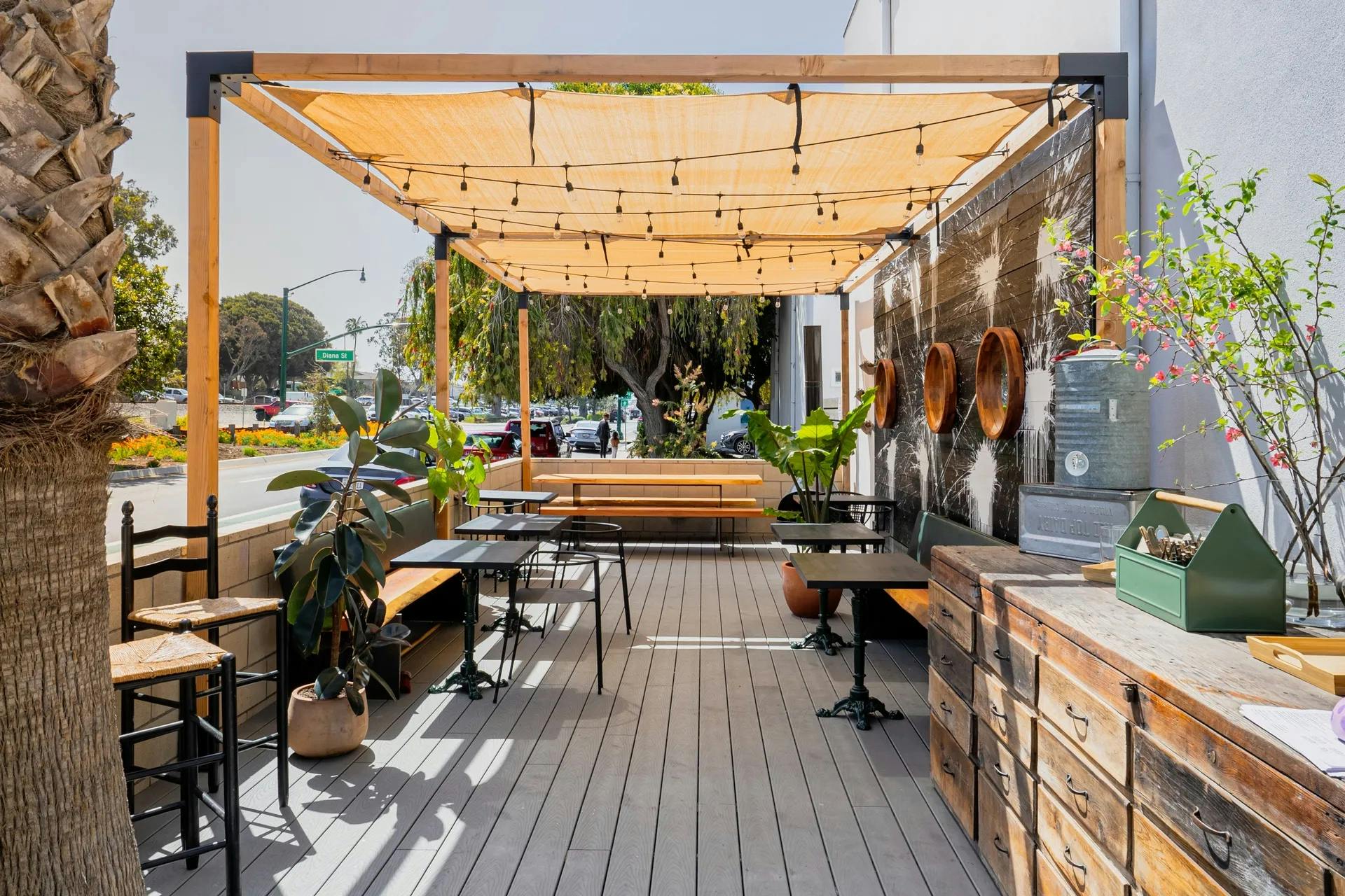 Stylish outdoor event space with wooden deck, ideal for gatherings and networking.