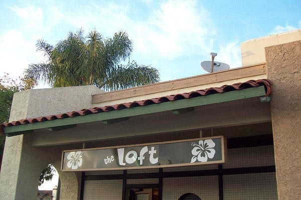 Loft Hawaiian Grill: tropical venue ideal for casual gatherings and events.