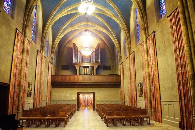 Shatto Chapel in Los Angeles: elegant stained glass, ideal for ceremonies and events.