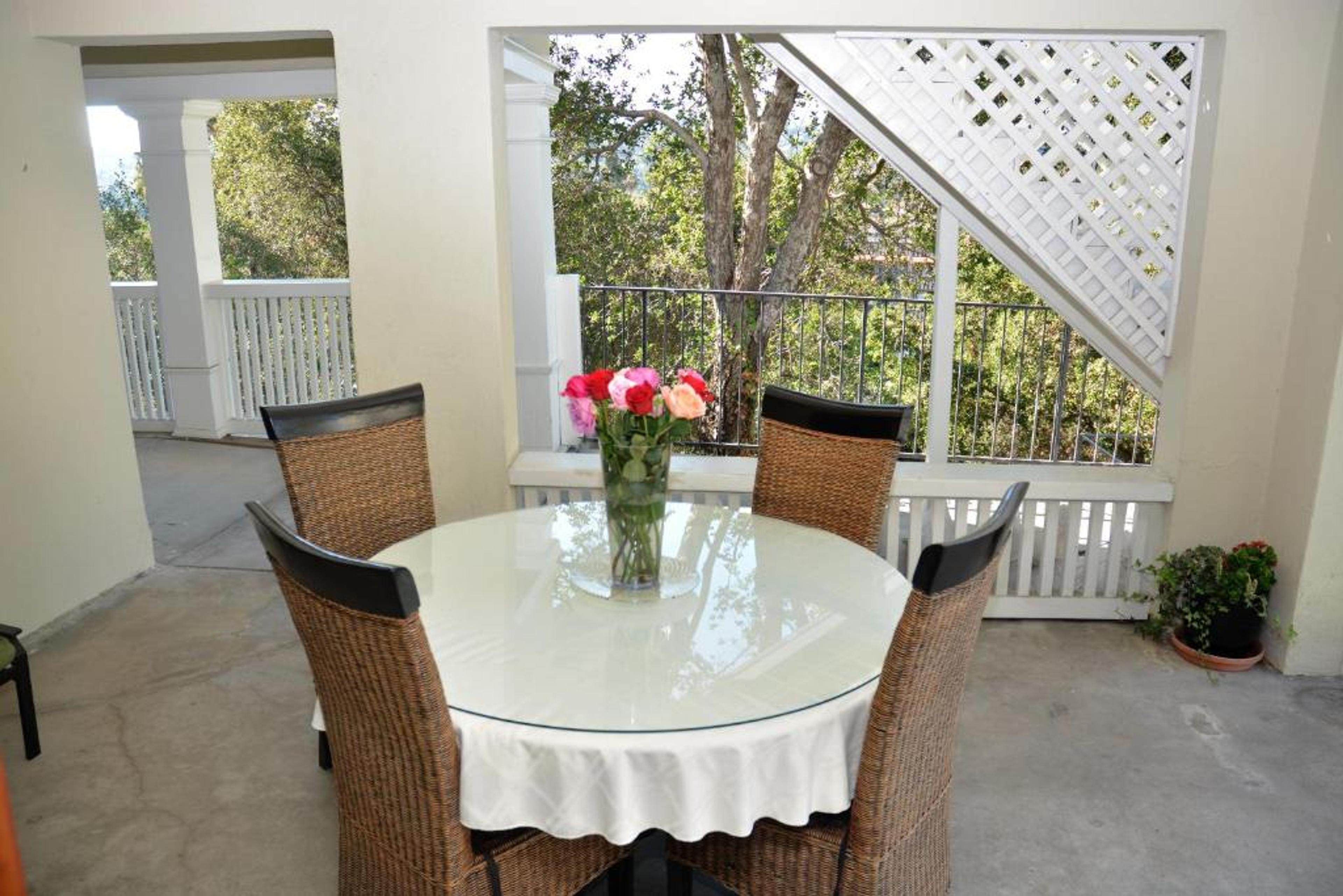 Charming outdoor meeting space at Arroyo Vista Inn with round table for small events.