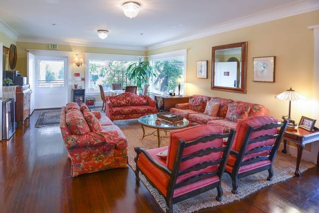 Cozy lounge at Arroyo Vista Inn, perfect for networking events and casual gatherings.
