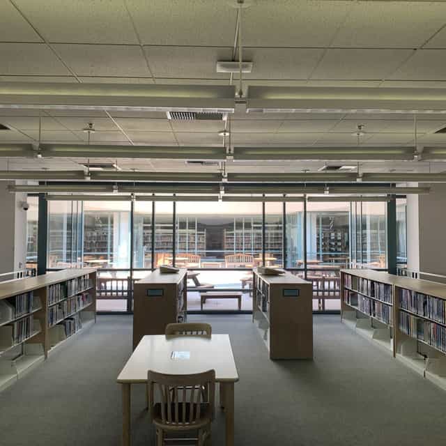 Spacious computer lab in Villa Parke, ideal for meetings and community events.
