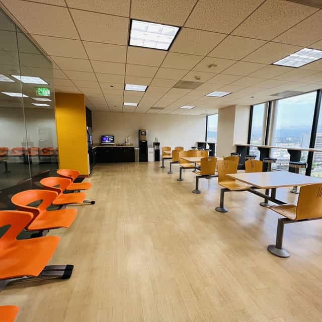 Modern computer lab in Villa Parke, ideal for networking events and meetings.