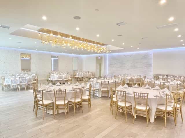 Elegant banquet hall with round tables, ideal for weddings and corporate events.