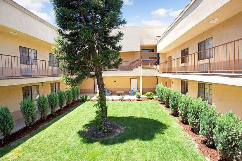 Courtyard at Days Inn Artesia, perfect for networking events and casual meetings.