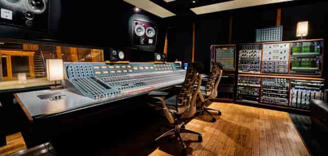 Professional audio recording studio with mixing console, ideal for events and workshops.