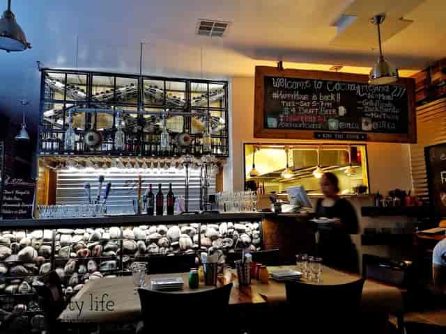 Modern bar at Italianissimo Trattoria, perfect for casual meetings and events.