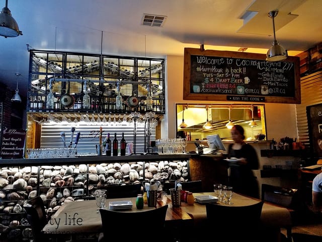 Modern bar at Italianissimo Trattoria, perfect for casual meetings and events.