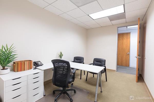 Minimalist meeting room in Continental Park, perfect for client meetings and brainstorming.