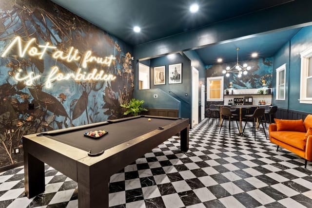 Stylish lounge area in Hotel Zindel, perfect for networking events and casual meetings.