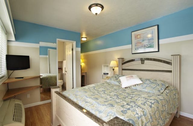 Guest room at Inn at Sunset Cliffs with cozy decor for events and conferences.