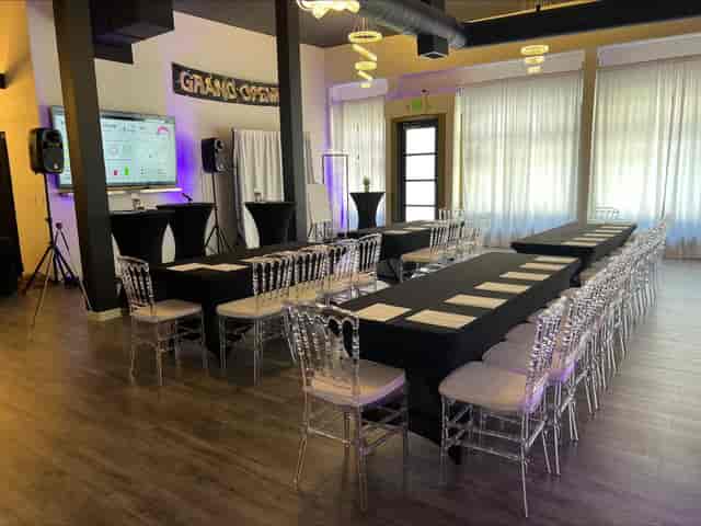 Noir Package meeting space with modern chairs, ideal for professional events and networking.