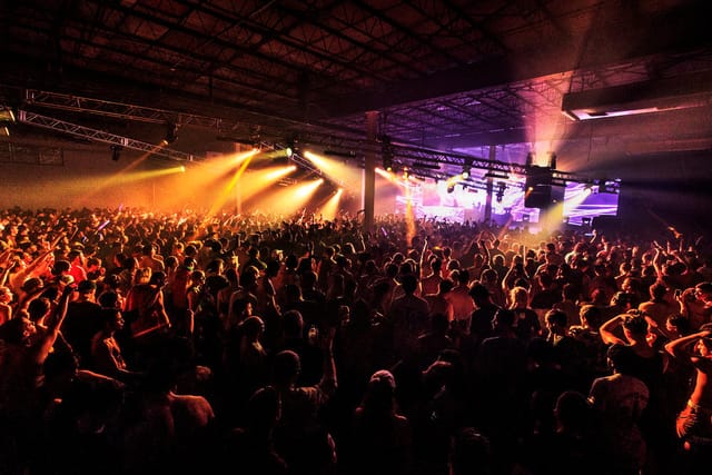 Vibrant crowd at Y&T event showcasing dynamic lighting and effective crowd management.