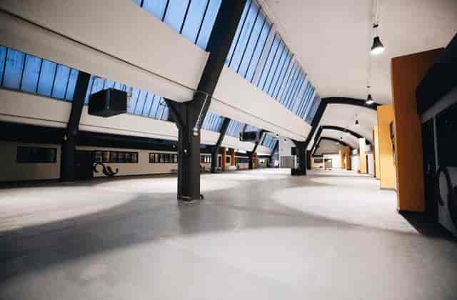 Spacious Box Hub Warehouse with high ceilings, ideal for events and exhibitions.