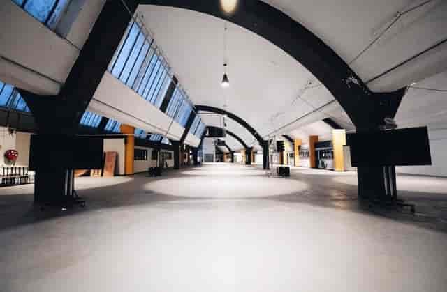 Box Hub Warehouse: spacious industrial venue with high ceilings for events and conferences.