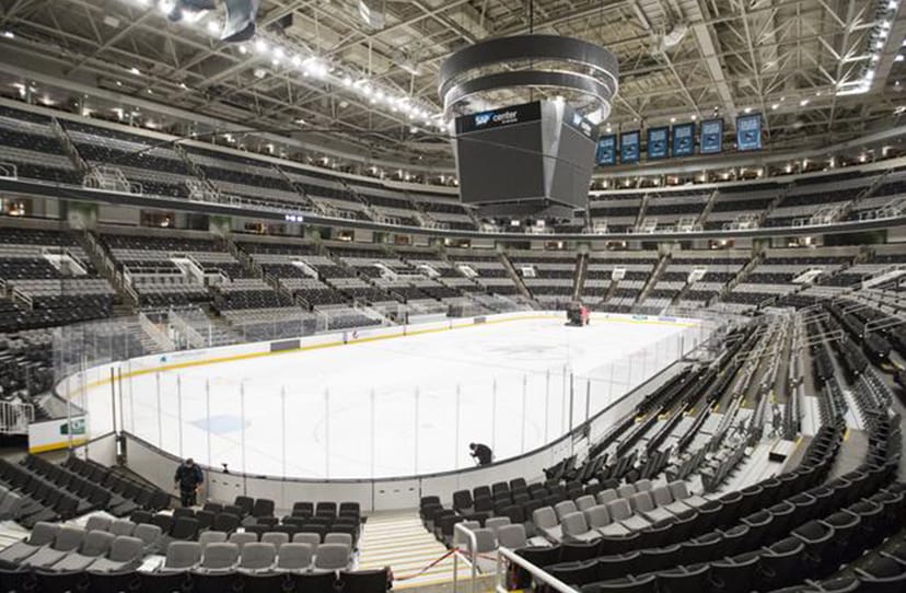 Main Concourse in PETE BE CENTER with central ice rink, ideal for events and meetings.