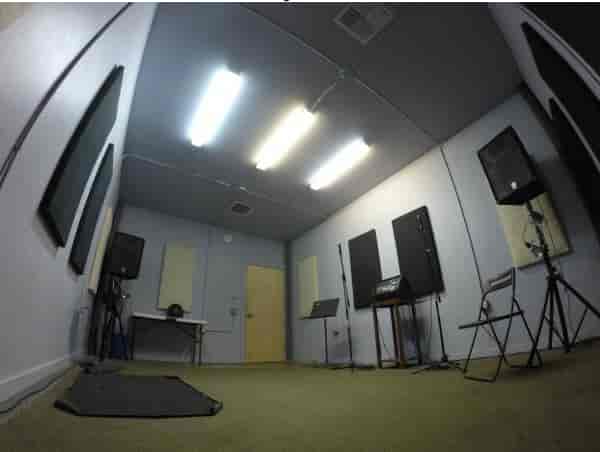 Versatile rehearsal studio in Santa Cruz, ideal for workshops and presentations.