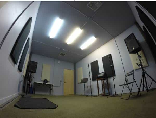Versatile rehearsal studio in Santa Cruz, ideal for workshops and presentations.
