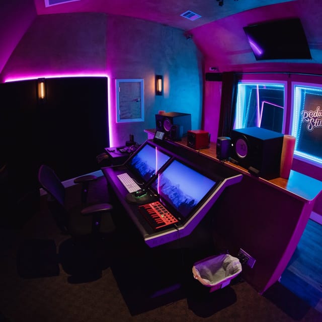 Modern studio space with dual monitors, ideal for creative workshops and brainstorming events.