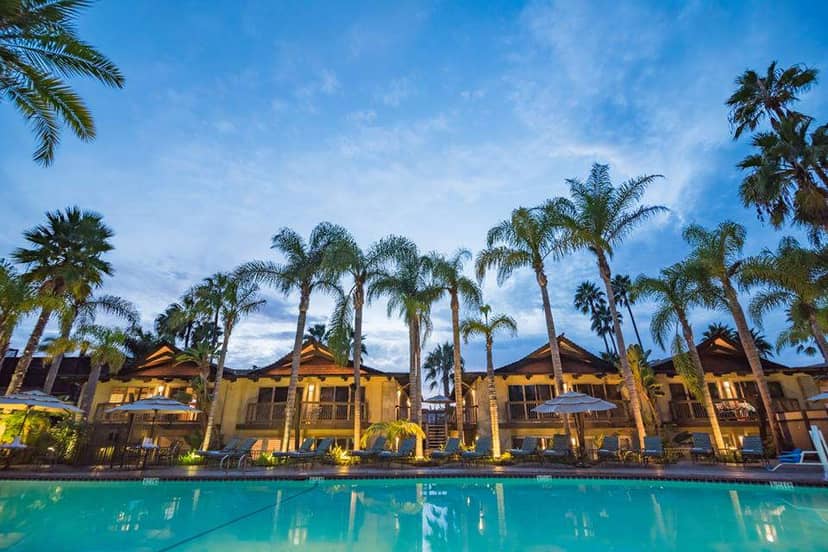Backstage LIVE at Humphreys: serene pool venue for elegant evening events.