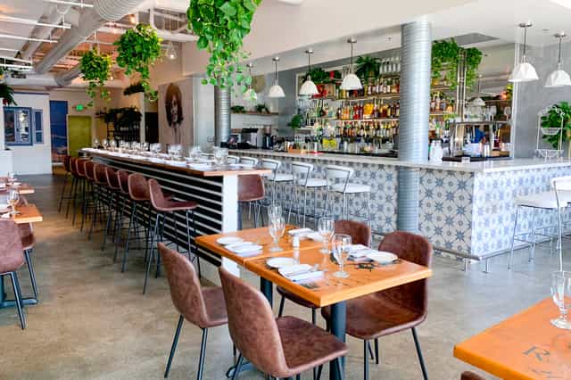 Modern restaurant in Siamo Napoli with stylish seating, ideal for networking events.