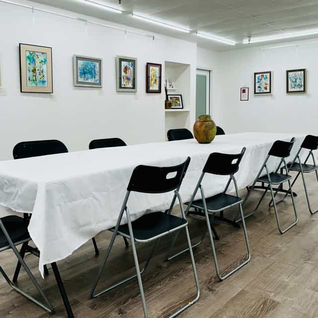 Meeting room with long table and black chairs, perfect for workshops in San Carlos.