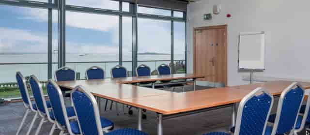 Meeting room in Fidra N°17 with blue chairs and scenic windows for brainstorming sessions.