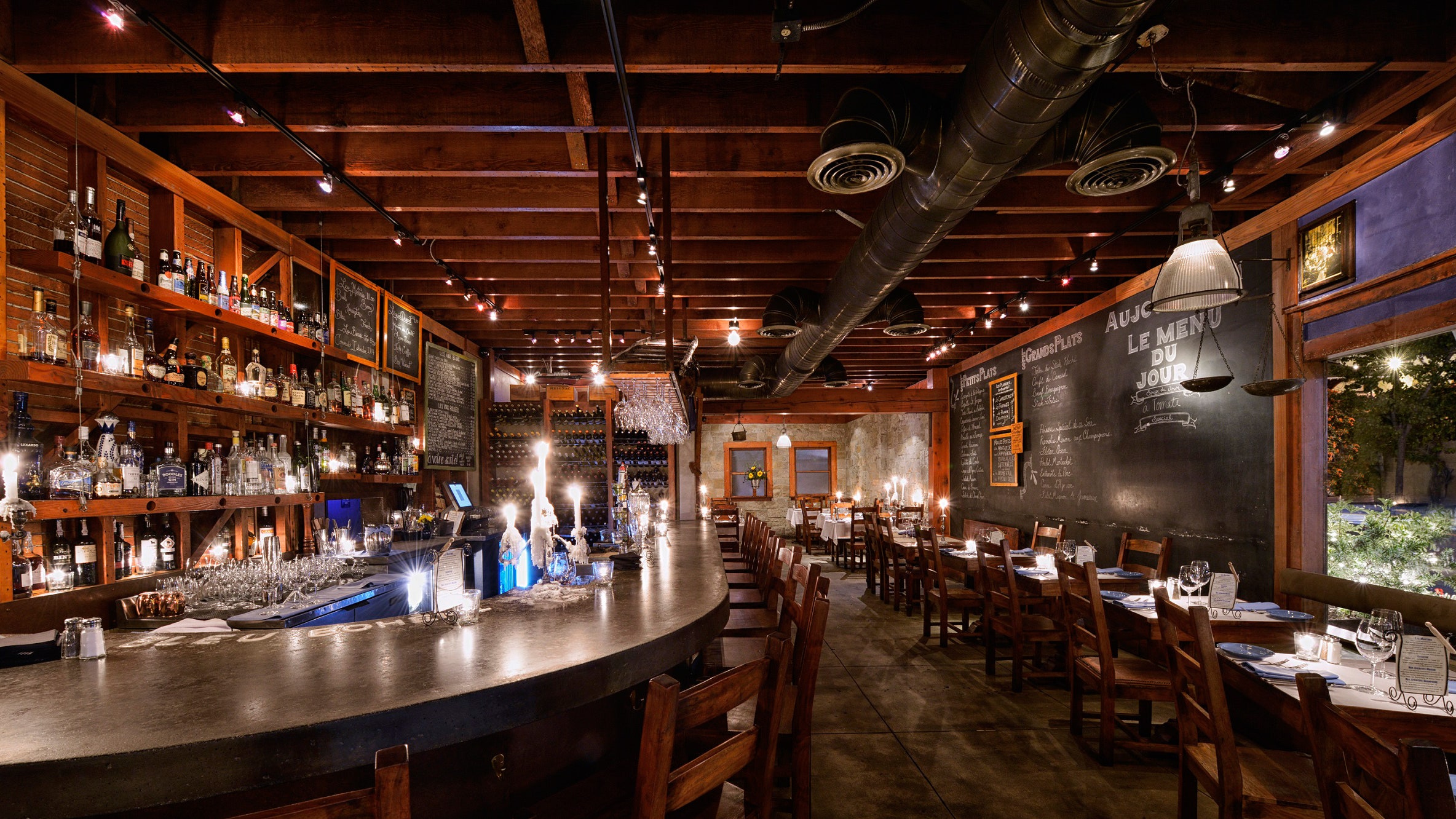 Stylish bar in Bleu Bohème, warm lighting, perfect for private events and gatherings.