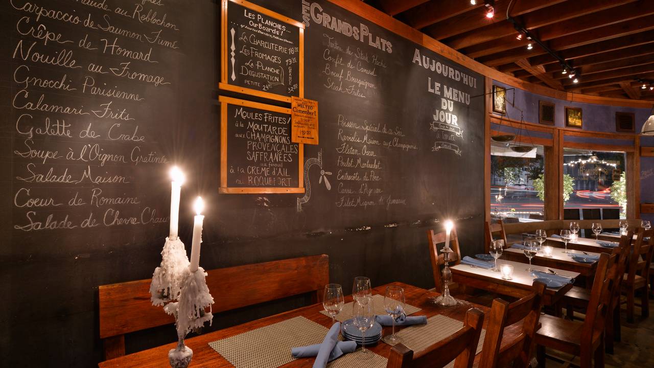 Charming Bleu Bohème restaurant with rustic tables, perfect for intimate gatherings and events.