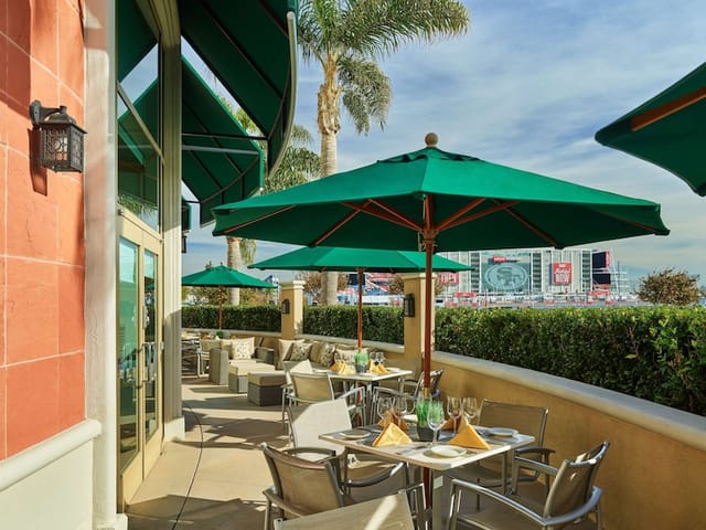 Outdoor dining at La Fontana Restaurant, Hilton Santa Clara, ideal for networking events.
