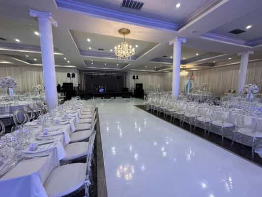 Elegant banquet hall with round tables, perfect for weddings and corporate events.
