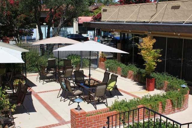 Central Courtyard at Los Gatos Garden Inn, inviting outdoor event space with lush greenery.