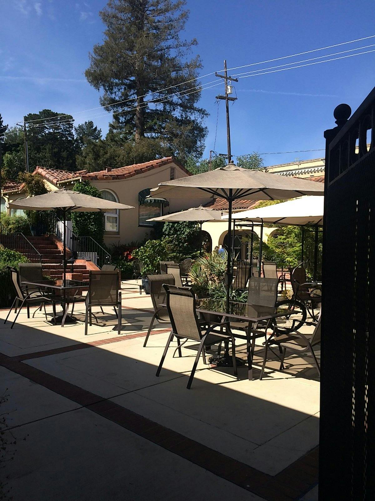 Central Courtyard at Los Gatos Garden Inn, ideal for outdoor networking events.