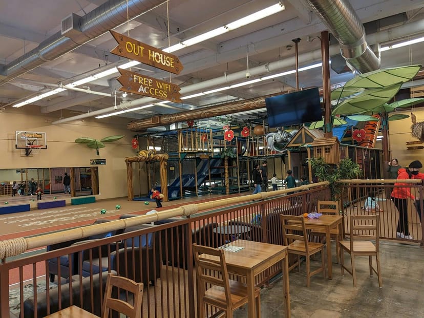 Vibrant dining room in Safari Run, ideal for family gatherings and team-building events.