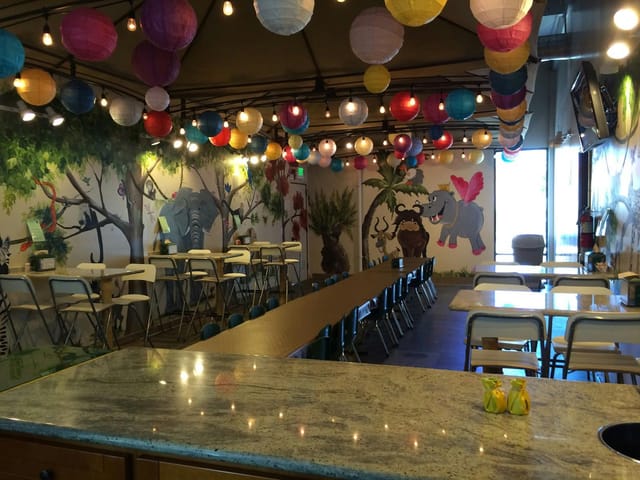 Vibrant dining room with colorful lanterns, ideal for creative workshops and gatherings.