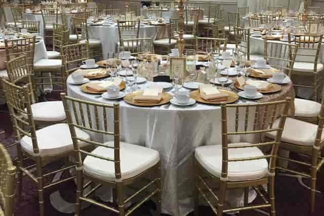 Elegant banquet room with round tables, ideal for weddings and corporate events.