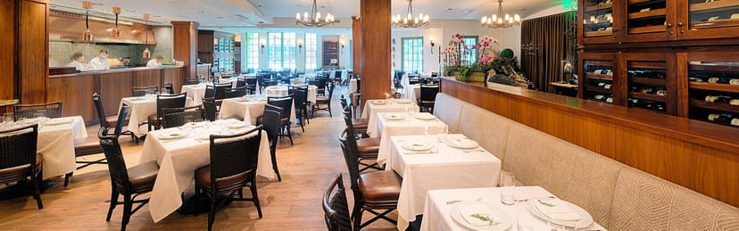 Elegant courtyard at Dio Deka Restaurant, ideal for private events and intimate meetings.