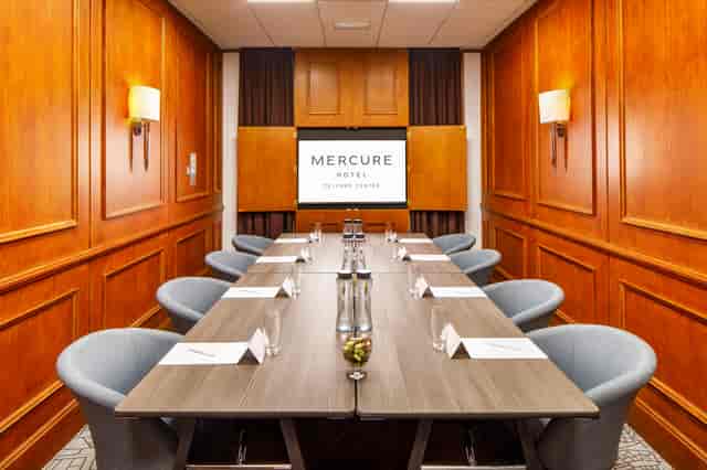 Bridgnorth Suite at Mercure Telford: modern meeting room for corporate events and workshops.
