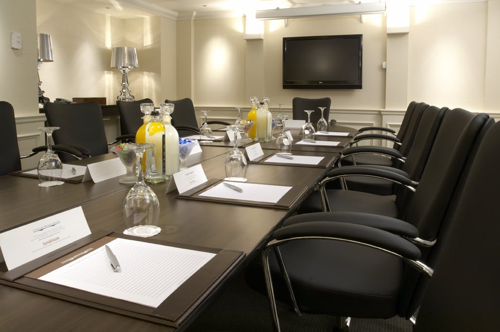 Chaucer Suite meeting room in London Bridge Hotel, polished table, ideal for conferences.