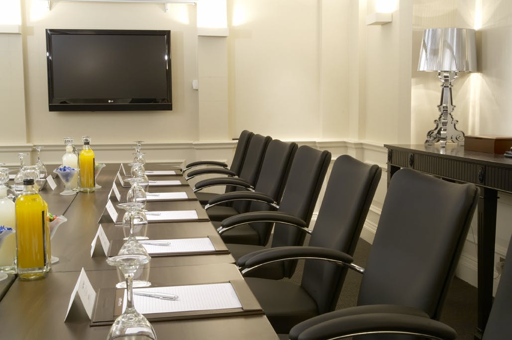 Modern conference room in Dickens Suite, London Bridge Hotel, ideal for meetings and presentations.