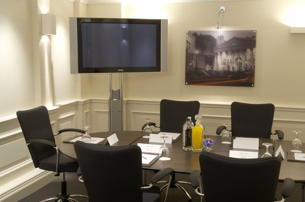 Marlowe Suite at London Bridge Hotel: elegant meeting room for professional gatherings.