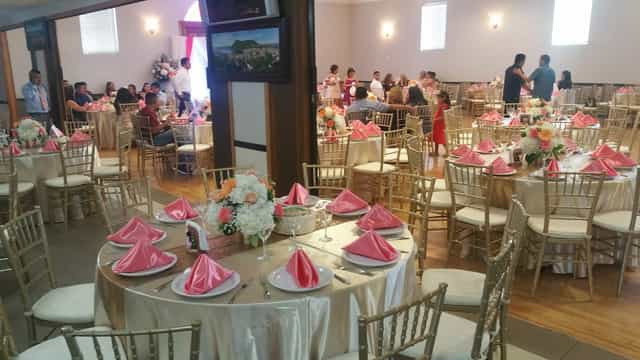 Elegant banquet hall with round tables, perfect for weddings and corporate events.