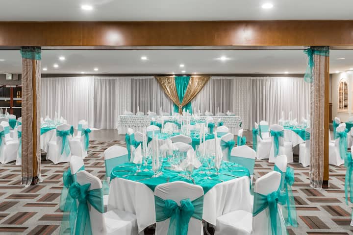 Elegant ballroom with round tables, perfect for weddings and corporate events.