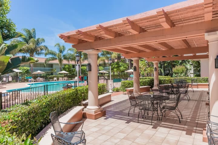 Courtyard area with pergola at Wyndham Garden San Jose for casual meetings and networking.