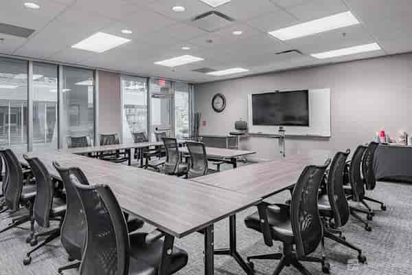Private meeting room with U-shaped table, ideal for collaborative discussions and presentations.