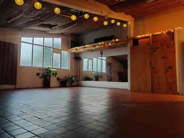 Versatile event space with natural light, ideal for workshops and gatherings.