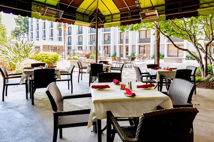 Outdoor dining area at Holiday Inn San Jose, perfect for casual meetings and events.