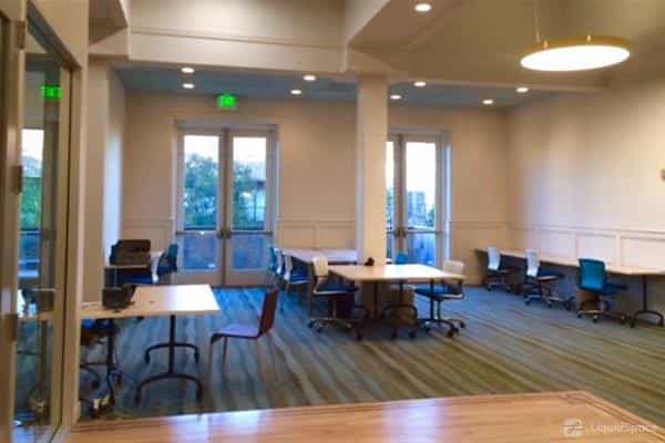 Versatile meeting space with natural light, ideal for workshops and gatherings.