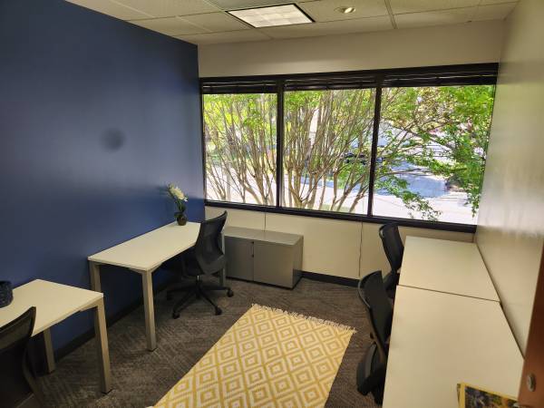 Day office with ergonomic chairs and natural light for meetings in Murphy Avenue Executive Suites.