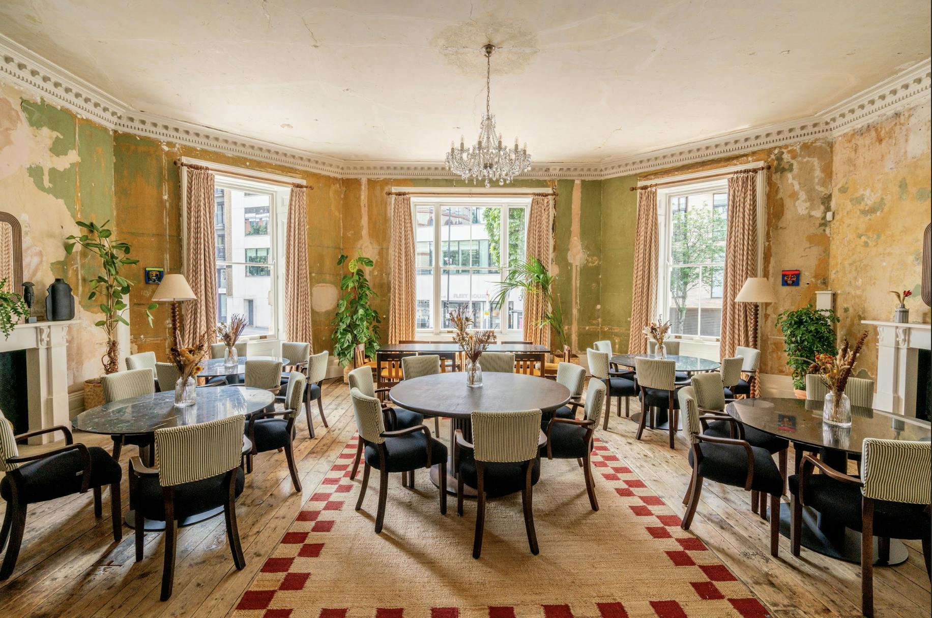 Charming dining room with round tables for collaborative meetings at Knotel Workclub.